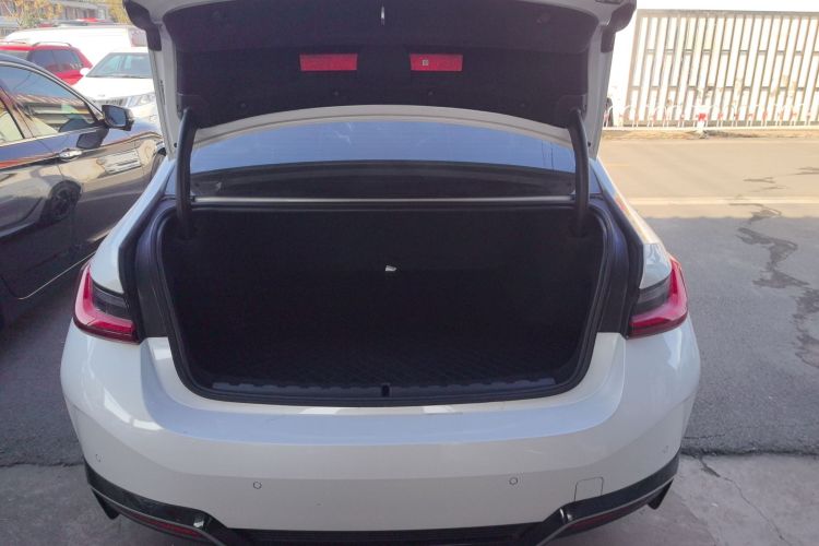 宝马i3 2024款 eDrive 40 L 曜夜套装机舱底盘23