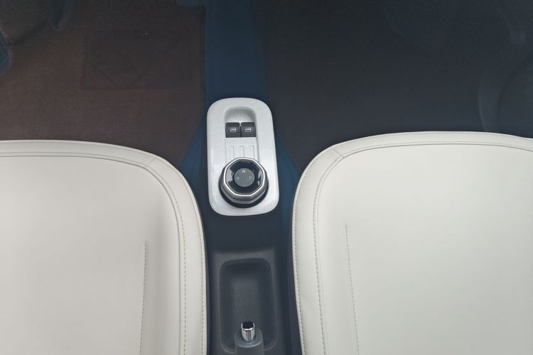 吉利银河 2024款 200km 熊猫骑士中控内饰18