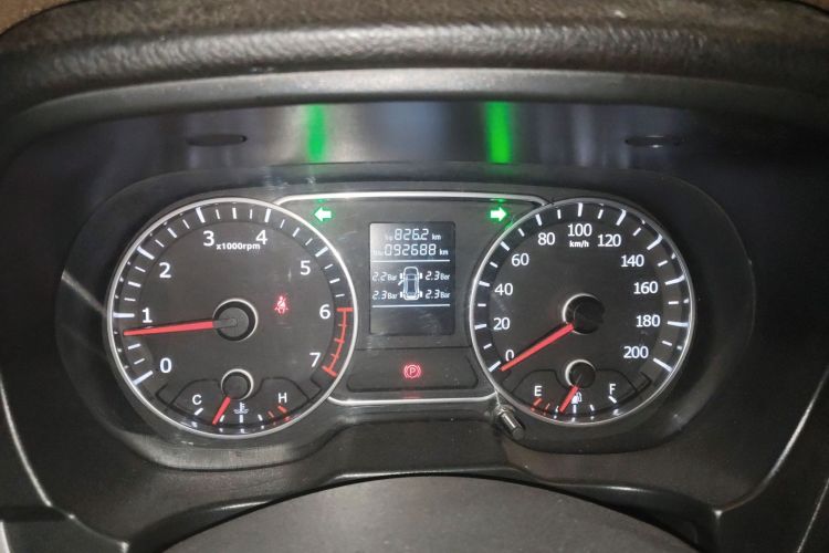 陆风X8 2017款 2.0T 汽油4X4豪华型中控内饰15