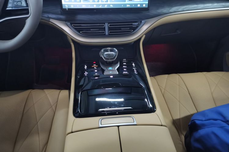 腾势D9 2023款 DM-i 965 尊享型中控内饰18