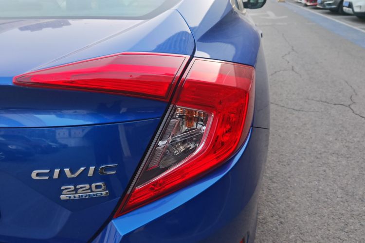 本田 思域 2016款 220TURBO 手动豪华版车身外观9