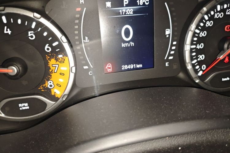 Jeep 自由侠 2019款 220T 自动领先版中控内饰15