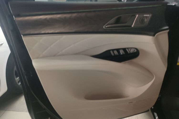 腾势D9 2024款 DM-i 980 四驱尊贵型中控内饰7007