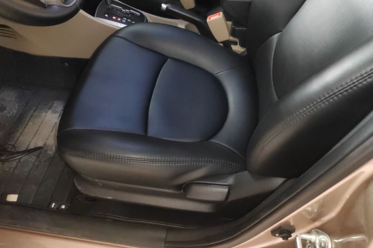 现代 瑞纳 2014款 1.4L 自动智能型GLS局部细节19