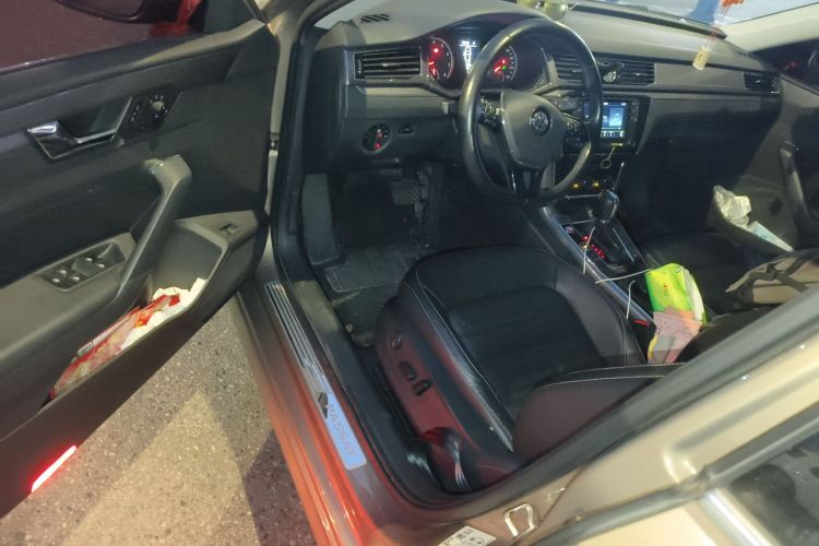 大众 帕萨特 2017款 330TSI DSG尊荣版中控内饰20