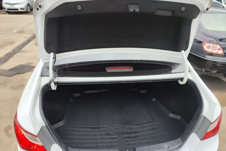 现代 索纳塔 2014款 2.0L 自动豪华版机舱底盘23