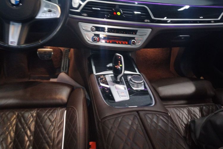 宝马7系 2019款 改款 740Li 领先型 M运动套装中控内饰18