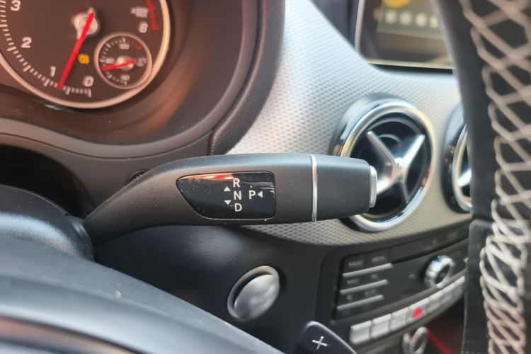 奔驰B级 2017款 B 200 动感型中控内饰18