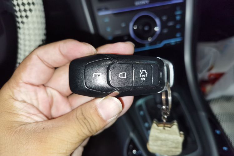 福特 蒙迪欧 2013款 2.0L GTDi240豪华运动型中控内饰7001