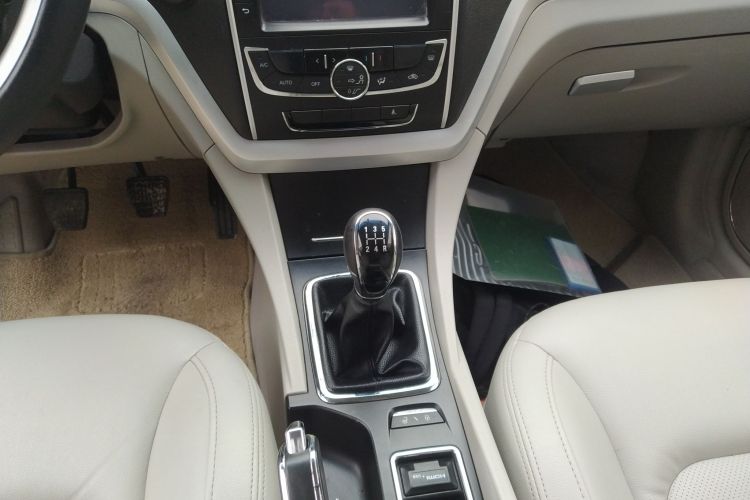 吉利汽车 帝豪 2014款 三厢 1.5L 手动精英型中控内饰18