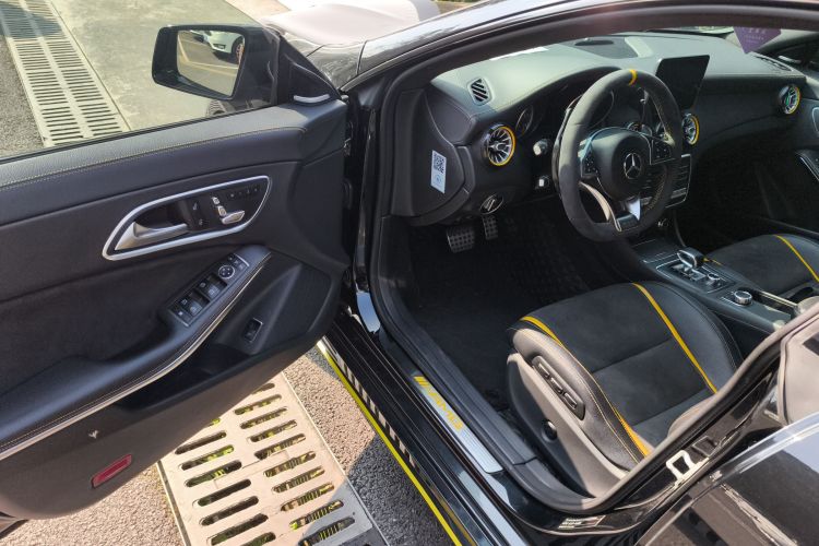 奔驰CLA AMG 2017款 AMG CLA 45 4MATIC 暗夜雷霆限量版中控内饰20