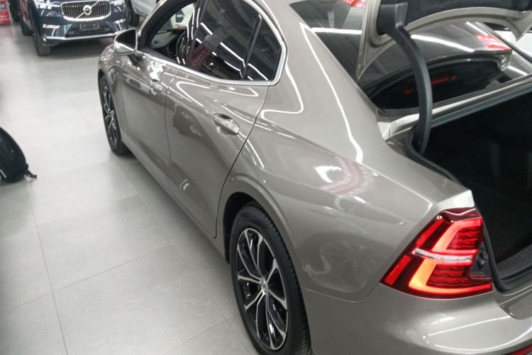 沃尔沃S60 2022款 B4 智逸豪华版车身外观6003