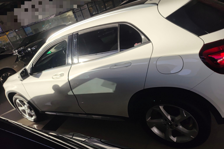 奔驰GLA 2019款 GLA 200 动感型车身外观4