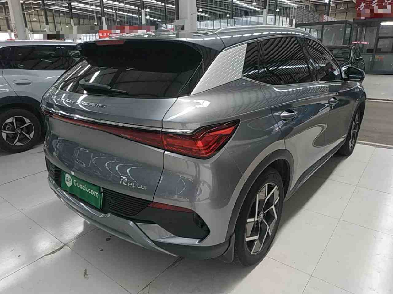 车辆右后45度外观展示