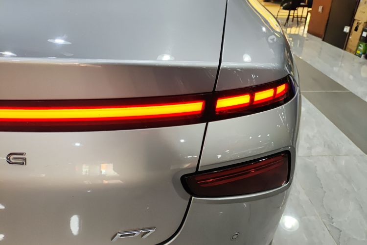 小鹏P7 2022款 625E车身外观9