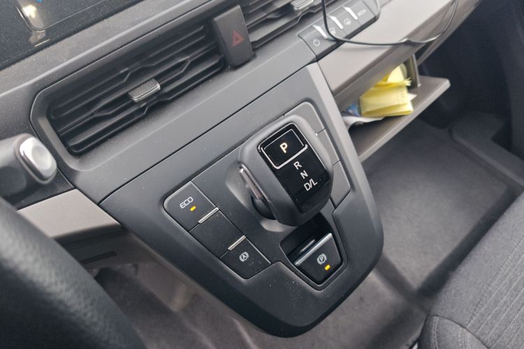 福特 全顺 2023款 2.0T汽油自动多功能商用车短轴低顶5/6座中控内饰18