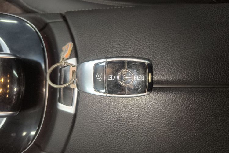 奔驰E级 2017款 改款 E 300 运动型中控内饰11