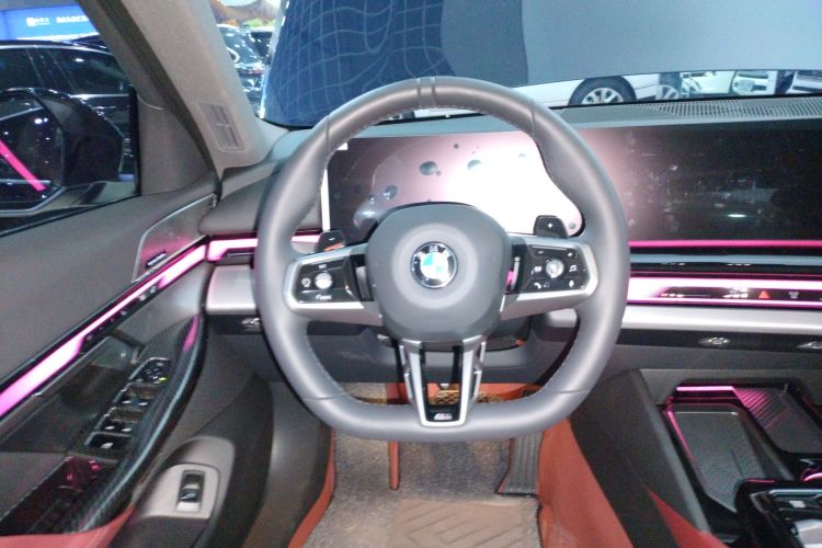 宝马5系 2025款 530Li 领先型 M运动套装中控内饰13