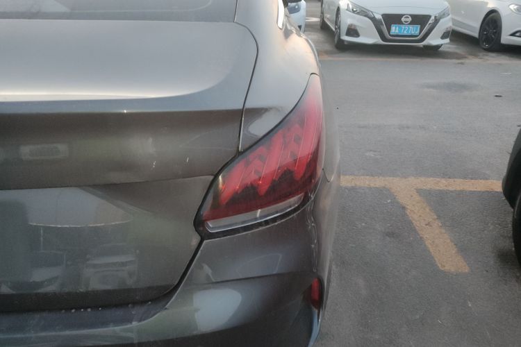 名爵 MG5 2022款 180DVVT CVT青春豪华版车身外观9