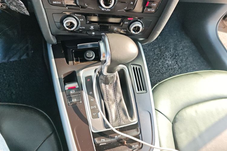 奥迪A4L 2015款 35 TFSI 自动标准型中控内饰18