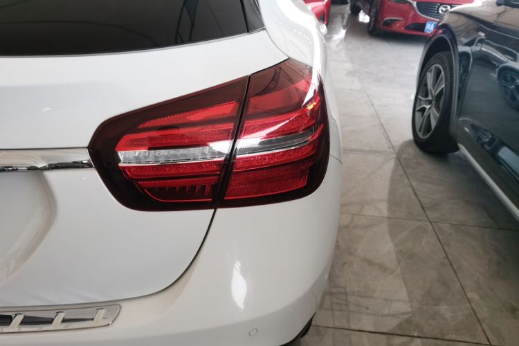 奔驰GLA 2018款 GLA 200 时尚型车身外观9