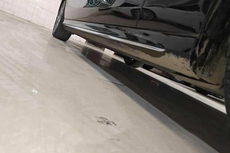 奔驰E级 2020款 E 300 L 运动豪华型局部细节9001