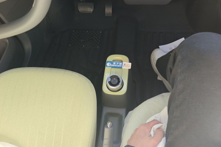 吉利银河 2024款 熊猫mini 200km 耐力熊中控内饰18