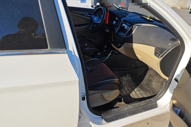 长安 逸动 2016款 1.6L 自动风尚型局部细节9005