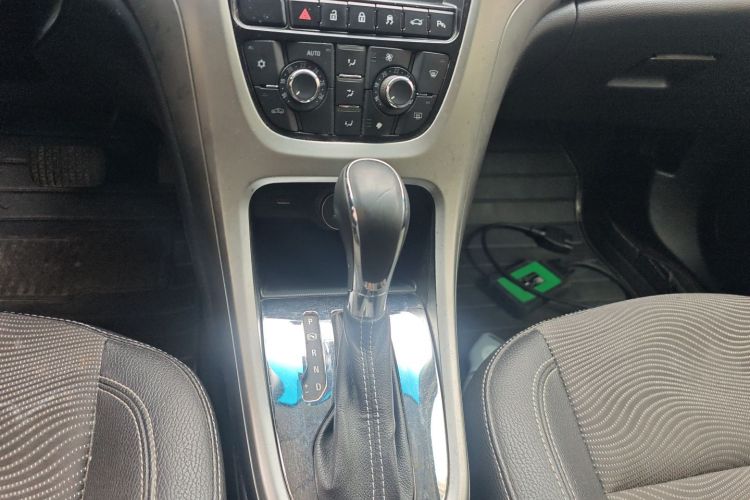 别克 英朗 2014款 XT 1.6L 自动时尚版中控内饰18