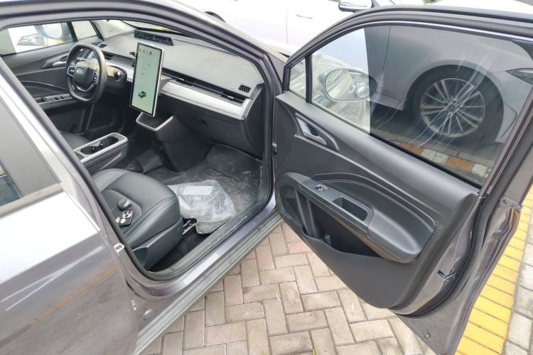 哪吒汽车 哪吒V 2022款 潮 400 Lite局部细节9005