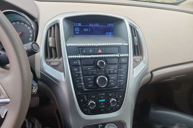 别克 英朗 2013款 GT 1.6L 自动时尚版中控内饰16