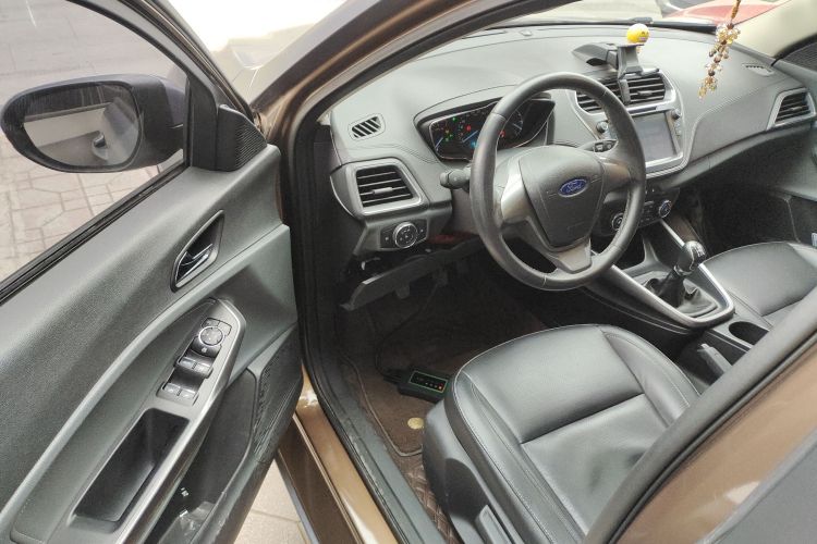 福特 福睿斯 2015款 1.5L 手动时尚型中控内饰7003