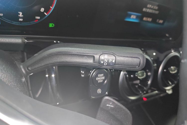 奔驰GLA 2023款 GLA 200中控内饰18