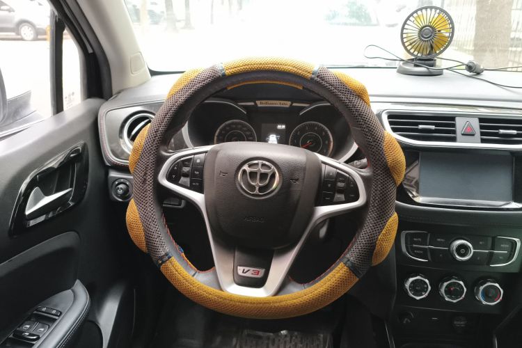 中华V3 2016款 1.5L 手动智能型中控内饰13