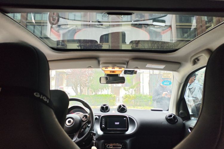 smart fortwo 2016款 0.9T 66千瓦硬顶先锋版中控内饰22