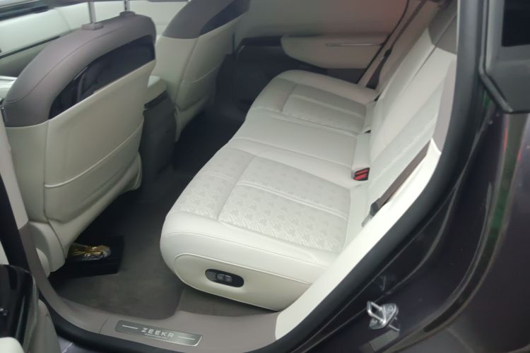 极氪7X 2025款 75kWh 后驱智驾版中控内饰7004