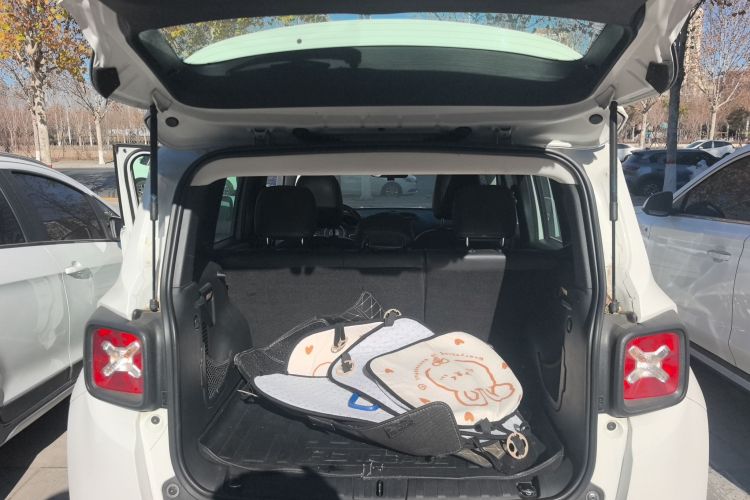 Jeep 自由侠 2017款  180T 自动劲能版局部细节23