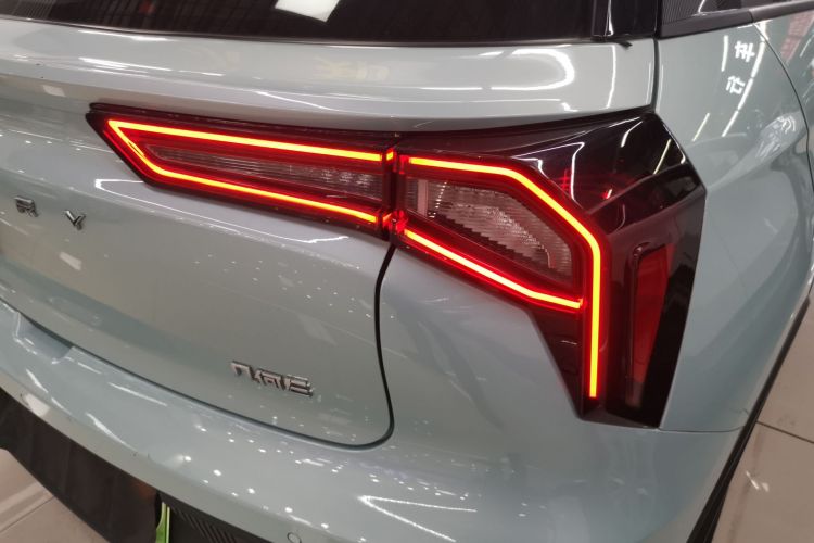 吉利几何E萤火虫 2022款 401KM 霹雳虎 4座车身外观9