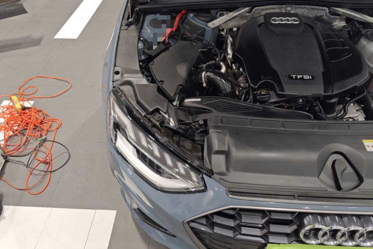 奥迪A4L 2022款 40 TFSI quattro RS套件燃速型机舱底盘25