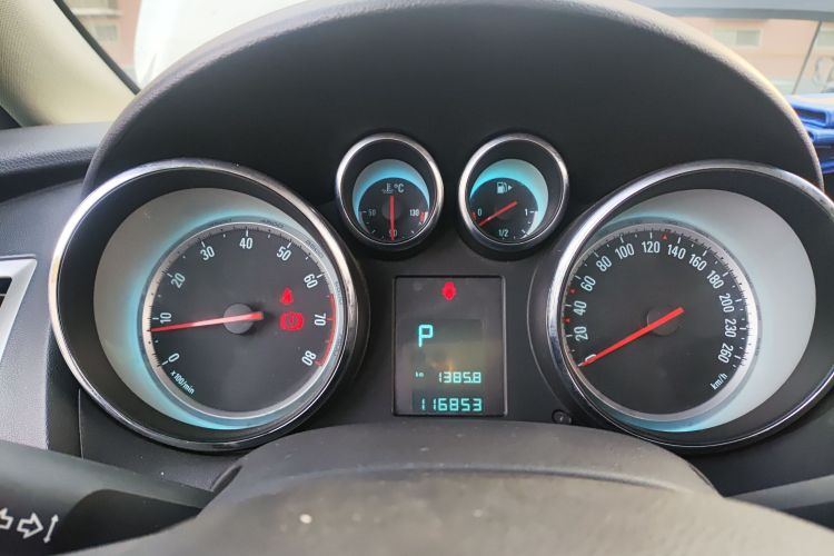 别克 英朗 2014款 XT 1.6L 自动时尚版中控内饰14