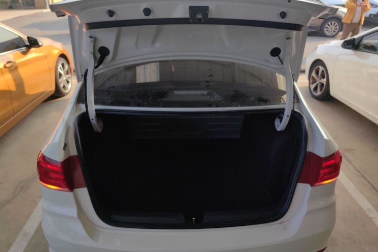 大众 桑塔纳 2019款 1.5L 手动风尚版 国VI机舱底盘23