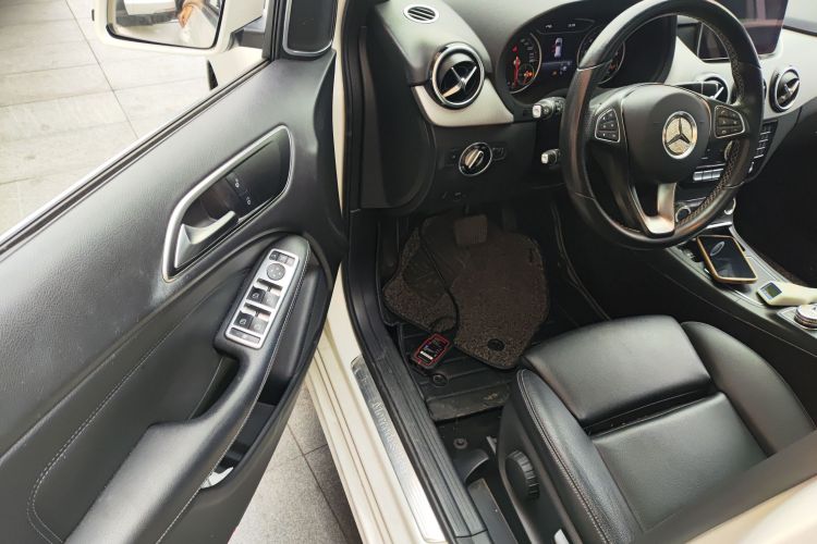 奔驰B级 2019款 B 200 动感型中控内饰20