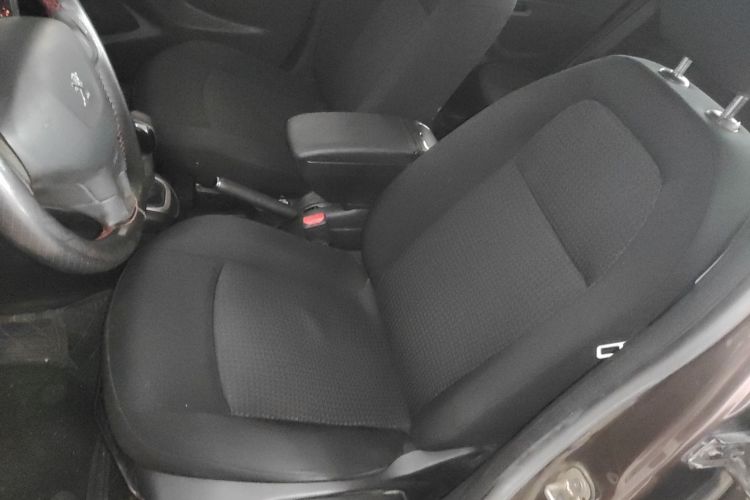 标致301 2014款 1.6L 手动舒适版中控内饰19