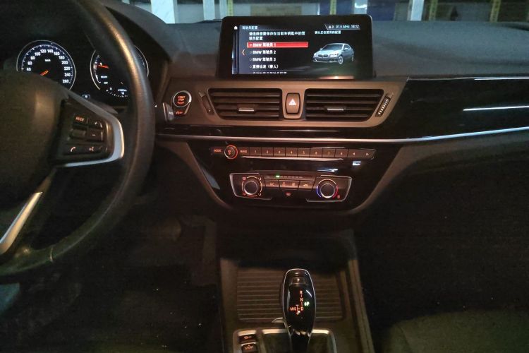 宝马1系 2020款 120i 时尚型中控内饰16