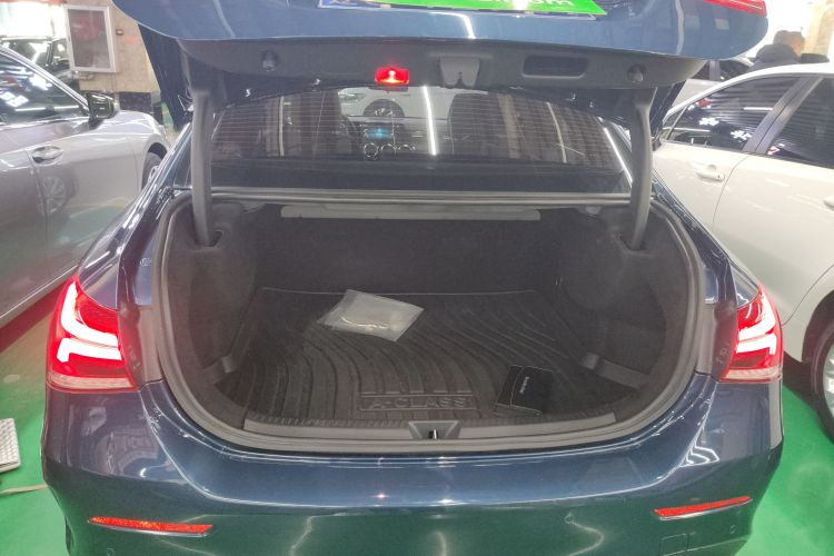 奔驰A级 2019款 A 200 L 运动轿车机舱底盘23