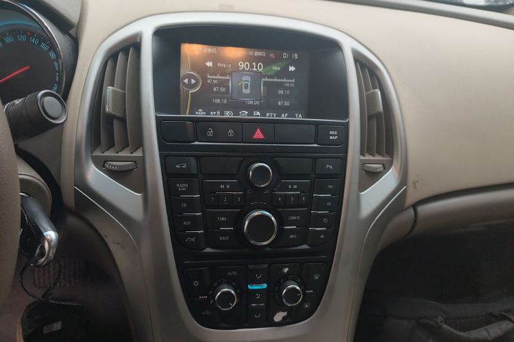 别克 英朗 2013款 GT 1.6L 自动时尚版中控内饰16