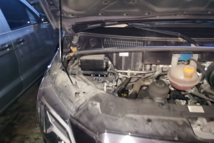 东风御风 御风 2023款 V9+ 2.0T 手动前驱多功能短轴中顶5/6座局部细节9006