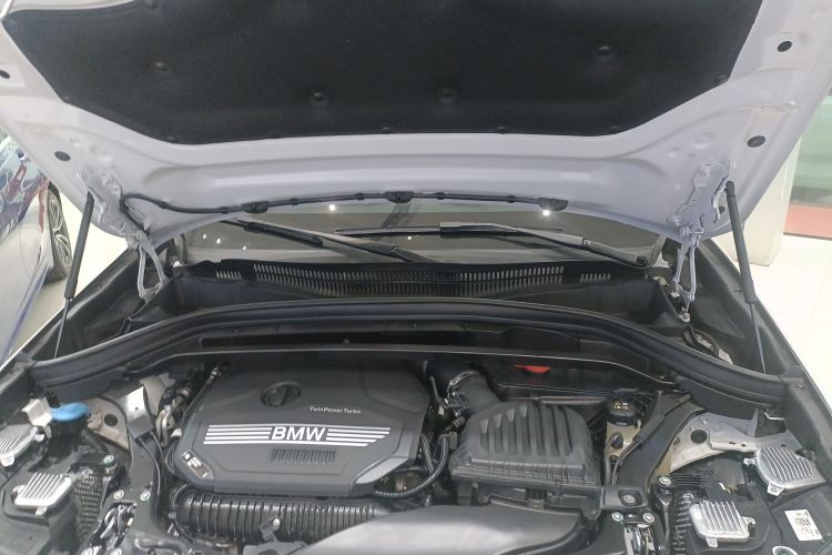 宝马X2 2022款 sDrive25i 曜夜版机舱底盘24