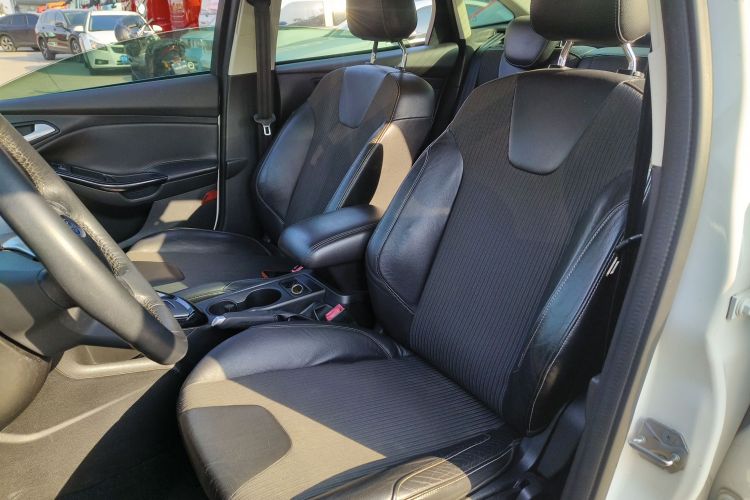 福特 福克斯 2012款 三厢 1.6L 自动风尚型中控内饰19