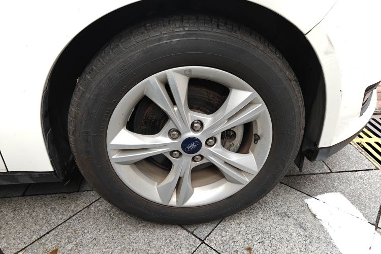 福特 福克斯 2015款 两厢 1.6L 自动舒适型车身外观10